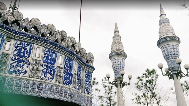 В Индонезии, в штате Маланг есть мечеть Тибан Реждо Турен, ее называют летающая мечеть Мечеть удивительной красоты. Стиль этой мечети завораживает. Она считается чудом исламского зодчества,