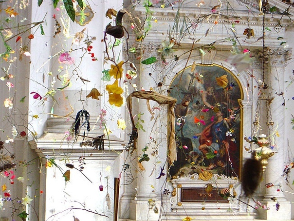 «Падающий сад» 50-й Венецианское биеннале в церкви Сан-Ста-Гранд-канал.