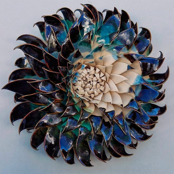 Фарфоровые цветы Американский художник-самоучка Оуэн Манн умеет вдохнуть жизнь в глину. Он создает керамические цветы из десятков, а иногда и более сотни лепестков. При этом каждый лепесток