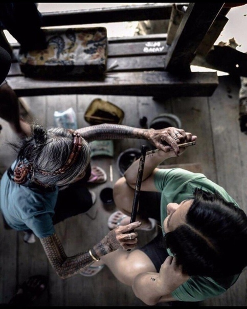 101-летняя художница-татуировщик из Филиппин.