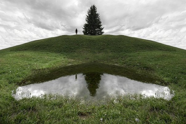 Густав Вилляйт (Gustav Willeit фотограф родом из Брунико, Италия. Его удивительно симметричные кадры природы и цивилизации из серии «Перспектива» заставляют зрителя усомниться в реальности