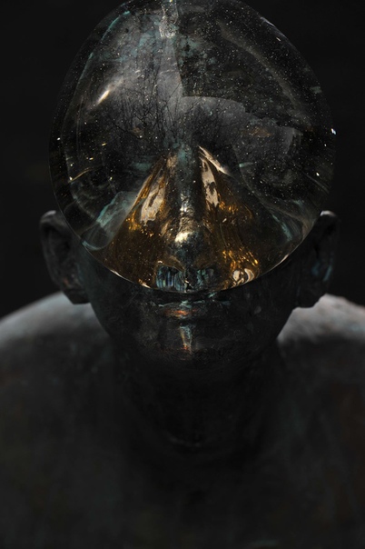 Скульптура «Дождь»: бронзовый человек с огромной каплей на лице.