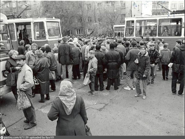 ВОДОЧНЫЙ БУНТ В СВЕРДЛОВСКЕ, 1989 г. 29 декабря 1989 года, практически в самый канун новогоднего праздника, в тогдашнем советском Свердловске (ныне Екатеринбург) произошло совершенно