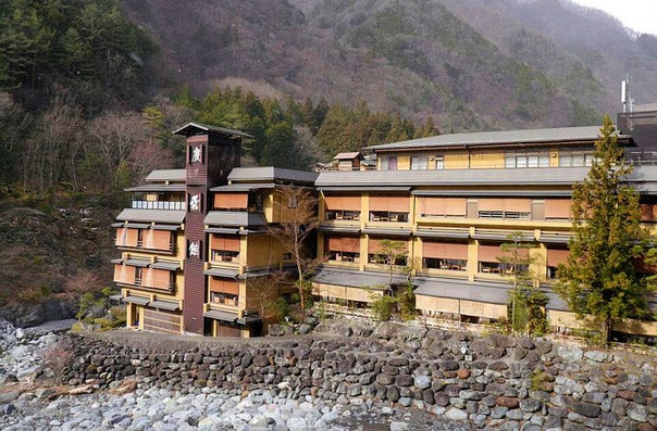 На этом фото изображена самая старая гостиница в мире Она называется «Нишияма Онсен Кейункан», находится в японском поселке Хаякава и функционирует уже 1313 лет! Все эти годы отелем владеет одна