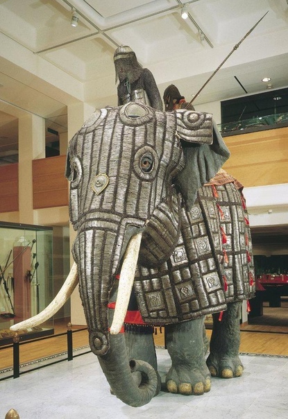 Доспехи слона Бахтерцовый доспех для боевого слона, Индия, 1600 г. Это самый знаменитый доспех для боевого слона. Он выставлен в Королевской оружейной в английском городе Лидс. Слоны сражались в