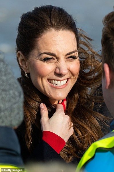 Кейт Миддлтон и принц Уильям приехали в Уэльс на встречу со спасателями Сегодня 38-летняя Кейт Миддлтон и 37-летний принц Уильям приехали с официальным визитом в Уэльс. В рамках поездки