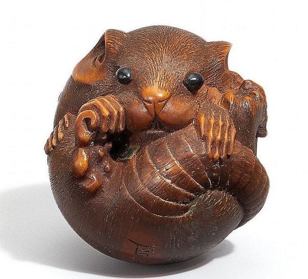 Нэцкэ (яп. netsue, нэцукэ) миниатюрная скульптура, произведение японского декоративно-прикладного искусства, представляющее собой небольшой резной брелок. Нэцкэ Крыса на Востоке считается, что