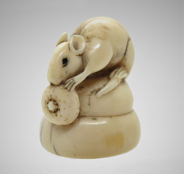 Нэцкэ (яп. netsue, нэцукэ) миниатюрная скульптура, произведение японского декоративно-прикладного искусства, представляющее собой небольшой резной брелок. Нэцкэ Крыса на Востоке считается, что