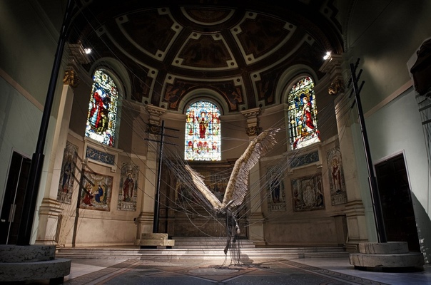 Статуя Люцифера в церкви Святой Троицы в Мэрилебон, Вестминстер, Лондон