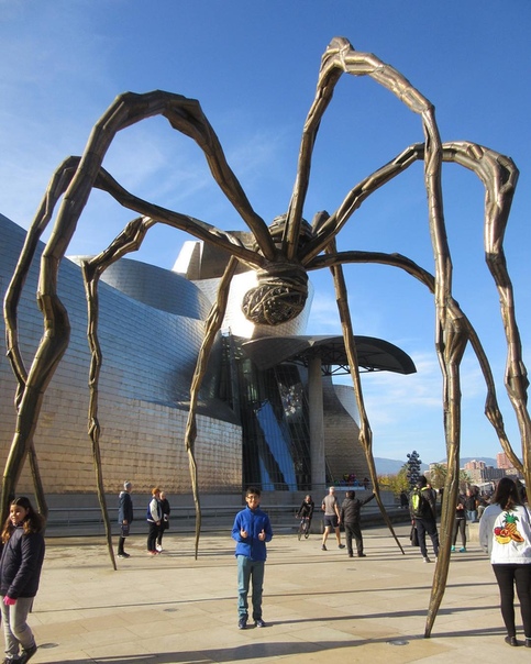Гигантский паук «Маман» из бронзы и нержавеющей стали (Музей Гуггенхейма, Бильбао, Испания