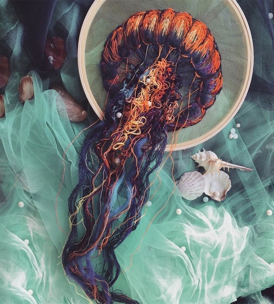 Художница вышивает потрясающих медуз, которые будто плывут сквозь пяльцы Современные вышивальщицы возродили вековое мастерство благодаря исключительному искусству ручной работы. А некоторые из