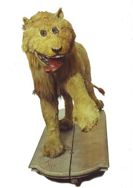 Фото чучела льва для шведского короля Фредерика I. В 1731 году из Африки отправили убитого льва, чтобы в Швеции из него сделали чучело. Плоть животного не выдержала долгой поездки, и до