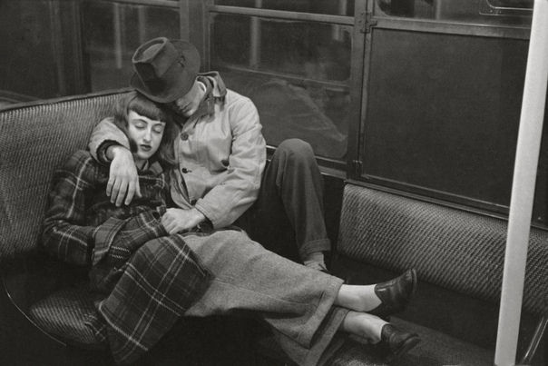 Кадр сделанный в Нью-Йоркском метро. Пара влюбленных. США. 1947 год. Автор: Стэнли Кубрик.