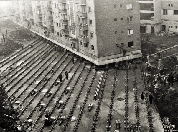 Перестановка домов В 1935 году власти Москвы решили расширить магистральные улицы и некоторые здания сдвинули вглубь жилого массива. Дома перемещались настолько плавно, что в некоторых случаях