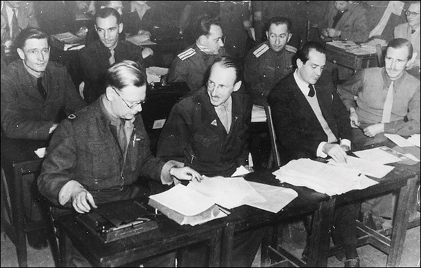 Фотографии с Нюрнбергского процесса. Нюрнбергский процесс - судебный процесс над группой главных нацистских военных преступников. Нередко его называют Судом истории. Проходил в Нюрнберге