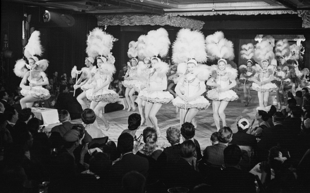 Снимки из закулисья парижского кабаре. Автор: Доминика Берретти, 1960 год.