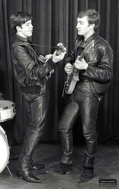 Пол Маккартни и Джон Леннон в кожаных одеждах) 1961 г.