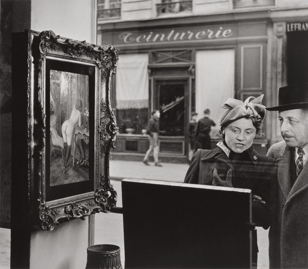 Фото реакций прохожих на картину, Париж, 1948 год. Фотограф: Robert Doisneau.