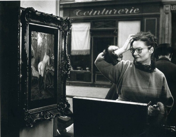 Фото реакций прохожих на картину, Париж, 1948 год. Фотограф: Robert Doisneau.