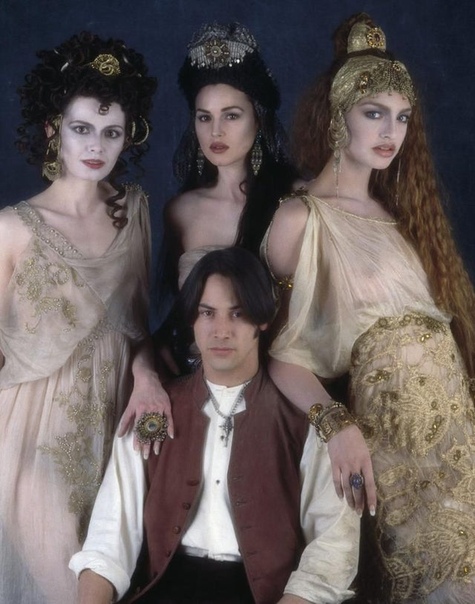 Дракула со своими невестами: Флориной Кендрик, Моникой Беллуччи и Микаэлой Берку Киану Ривз 1992 год