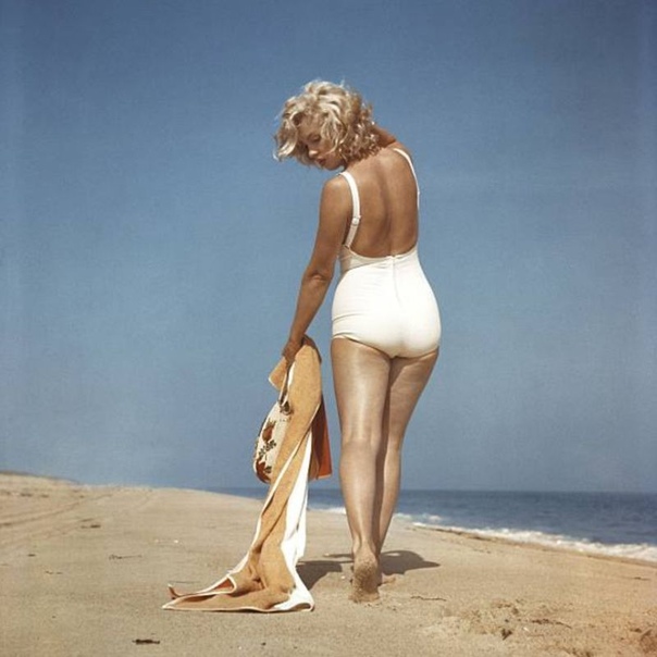 Пляжная фотосессия с Мэрилин Монро, 1957 год. Фотограф: Sam Shaw.