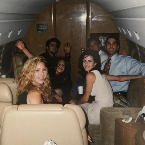 Фотография от Кортни Кокс, на которой сидят шестеро малоизвестных (на тот момент) актеров, США, 1994 год.