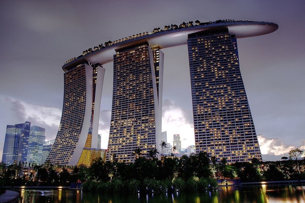 Как Сингапур стал независимым государством. Большую часть своей истории Сингапур был британской колонией, через некоторое время после Второй мировой войны получил автономию, а в 1963 году вошёл