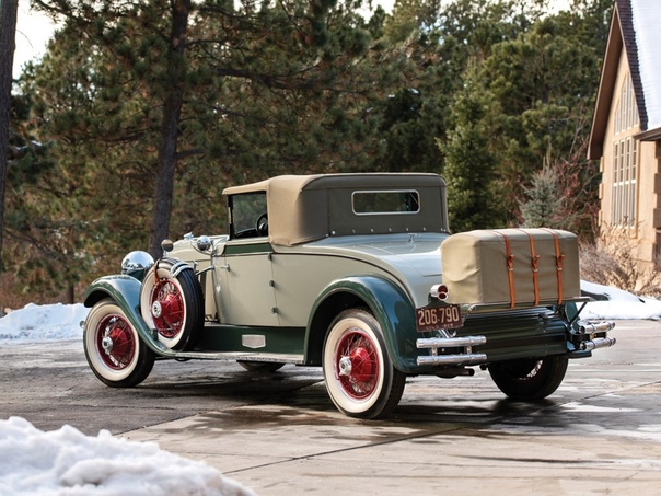 Четырёхместный кабриолет «Оберн» 8-120 1929 года. Он был создан на основе модели 8-115 1928 года, но отличался более мощным двигателем. Рядный восьмицилиндровый двигатель Лайкоминг объемом