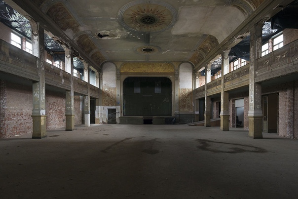 Подборка фото заброшенных танцевальных залов Германии. Фотограф: Изабель ван Асше.