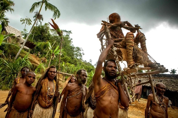 Похоронный ритуал в Папуа-Новой Гвинее. В провинции Моробе живёт племя ангу, его представители коптят покойников, обмазывают их глиной, а затем еще украшают и так хранят, не