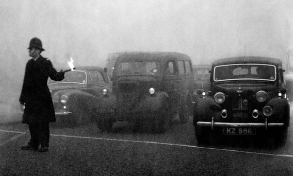 Великий смог, превративший Лондон в эталон нуара. 5 декабря 1952 года Лондон накрыл туман, который принес с собой сильные морозы. Люди вовсю топили печи углем, из-за чего из труб над домами и