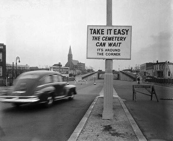 Фото дорожного знака в Лондоне, который гласит: «Поезжайте медленнее,