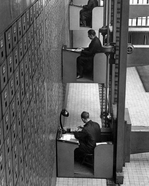 Фотографии из офиса Пражского Управления Социального Обеспечения, 1937 год. На тот момент самая большая в мире вертикальная система архивации документов. Состояла из цельных шкафов от пола до