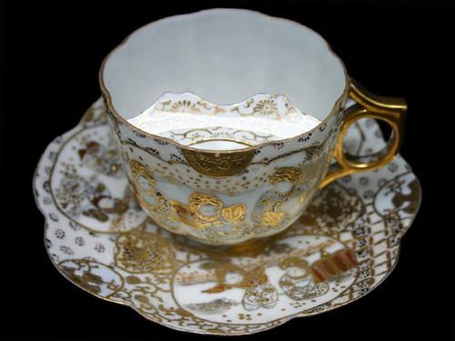 Чайная чашка для мужчин с усами. С расцветом Викторианской эпохи расцветали и усы. Они могли воплощать фантазию хозяина, подчеркивая его индивидуальность, и быстро стали непременным атрибутом