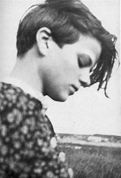 Портрет немки Софи Шолль, казненной в Германии в 1943 году за распространение антинацистских листовок Ее последние слова: «Как может добродетель восторжествовать, когда практически никто не