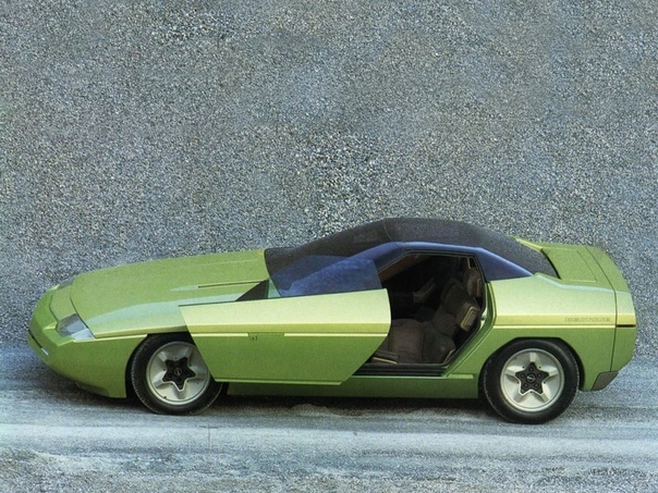 Необычные двери у концепт-кара Bertone Ramarro Концепт Ramarro был создан итальянской студией Bertone на базе легкового автомобиля Chevrolet Corvette (C4). Работы были проведены с целью рекламы