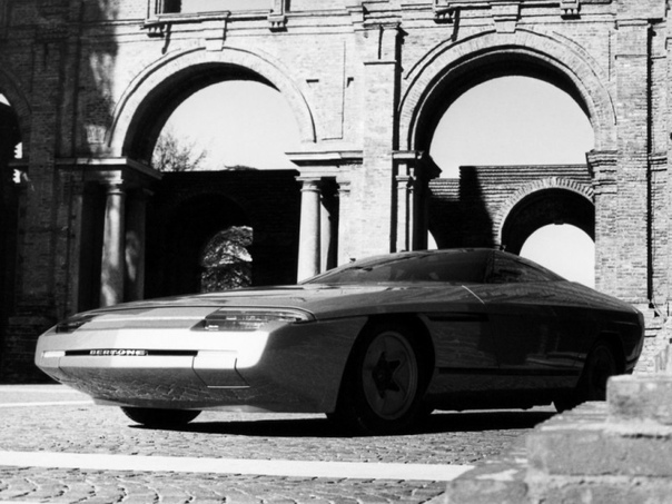 Необычные двери у концепт-кара Bertone Ramarro Концепт Ramarro был создан итальянской студией Bertone на базе легкового автомобиля Chevrolet Corvette (C4). Работы были проведены с целью рекламы
