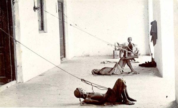 Фото из Индии. Индийцы качают ногами подвесное опахало (панкха) в доме для господ. Особенно высоко ценились глухие панкахваллы чтобы они не слышали, о чем говорят