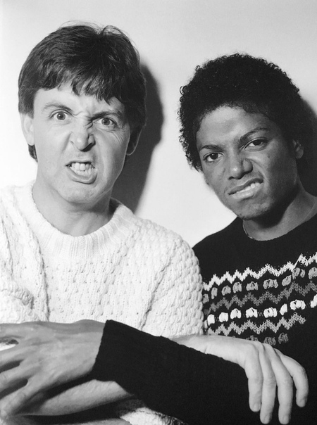 Подборка фотографий с Майклом Джексоном и Полом Маккартни. США, 1980-е годы. В 1985 году права на все песни The Beatles перешли Майклу Джексону. Джексон выкупил большую часть акций компании ATV