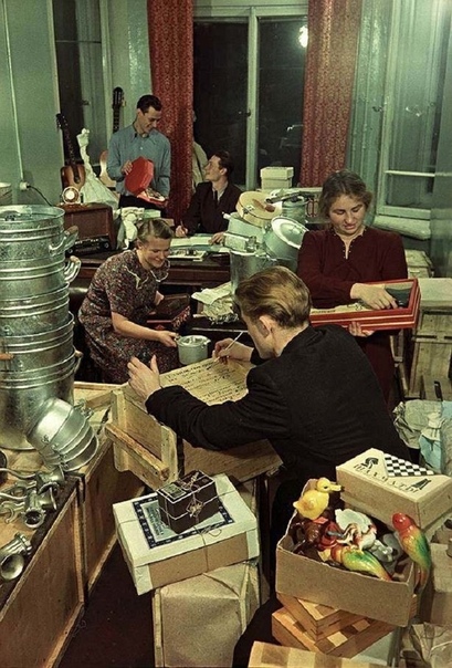 На фото: комсомольцы упаковывают подарки для целинников, 1955 год.