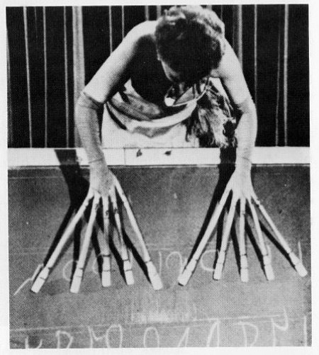 Thea Alba «Женщина с десятью полушариями» так в шутку называли уникальную немку, которая могла одновременно писать каждым своим пальцем, ногами и ртом,