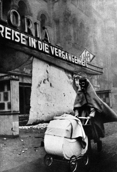 Жутковатое фото женщины в противогазе. Берлин, 1943 год. Автор фото: Wolf Strache.