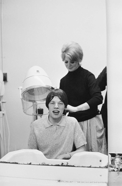 Серия фото 1963 год Мик Джаггер в парикмахерской