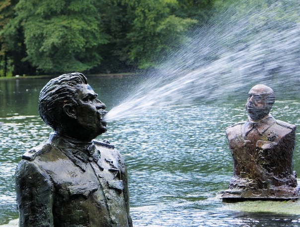 Забавный фонтан в Испании. Комунистические лидеры Иосиф Сталин и Франсиско Франко , автор Fernando Snchez Castillo, 2008