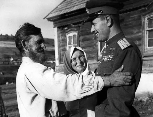 На фото: встреча лётчика с фронта, дважды Героя Советского Союза Николая Михайловича Скоморохова (1920  1994