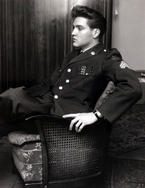 На фото непревзойденный Элвис Пресли во время службы в армии. 