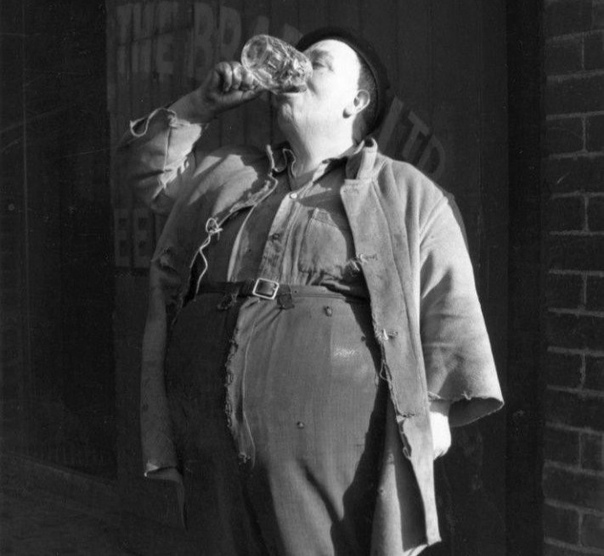 Чемпион по питью пива Британец Джордж Дайлер употреблял пинту (0,56 литра) за 4 секунды. Великобритания, 1954