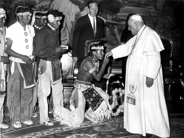 Папа Иоанн22 и индеец апачи, который преклоняет колени и целует ему руку во время аудиенции делегации индейцев в Ватикане