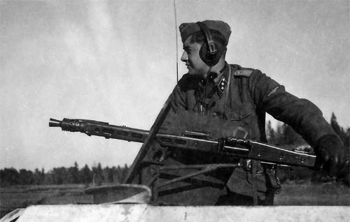 MG-42 К началу Второй мировой войны вермахт имел в качестве единого пулемета созданный в начале 1930-х годов MG 34. При всех его достоинствах он обладал двумя серьёзными недостатками: во-первых,
