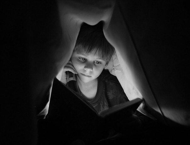 А вспомни детство, как ночами мы читали, Чудесных книг, под одеялом с фонарем... Укрывшись, притаившись, чтоб не знала мама, Сюжеты книг нас уводили в мир загадок и